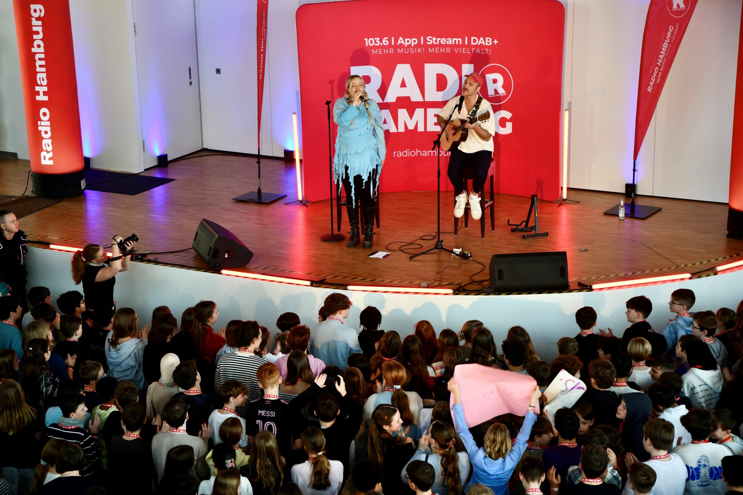 Beim „Radio Hamburg Schulkonzert“ hat Popstar Ásdís ein Mini-Set in der Aula der Gemeinschaftsschule Rugenbergen in Bönningstedt gespielt.