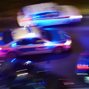 Polizeistreife verfolgt Raser (Symbolfoto)