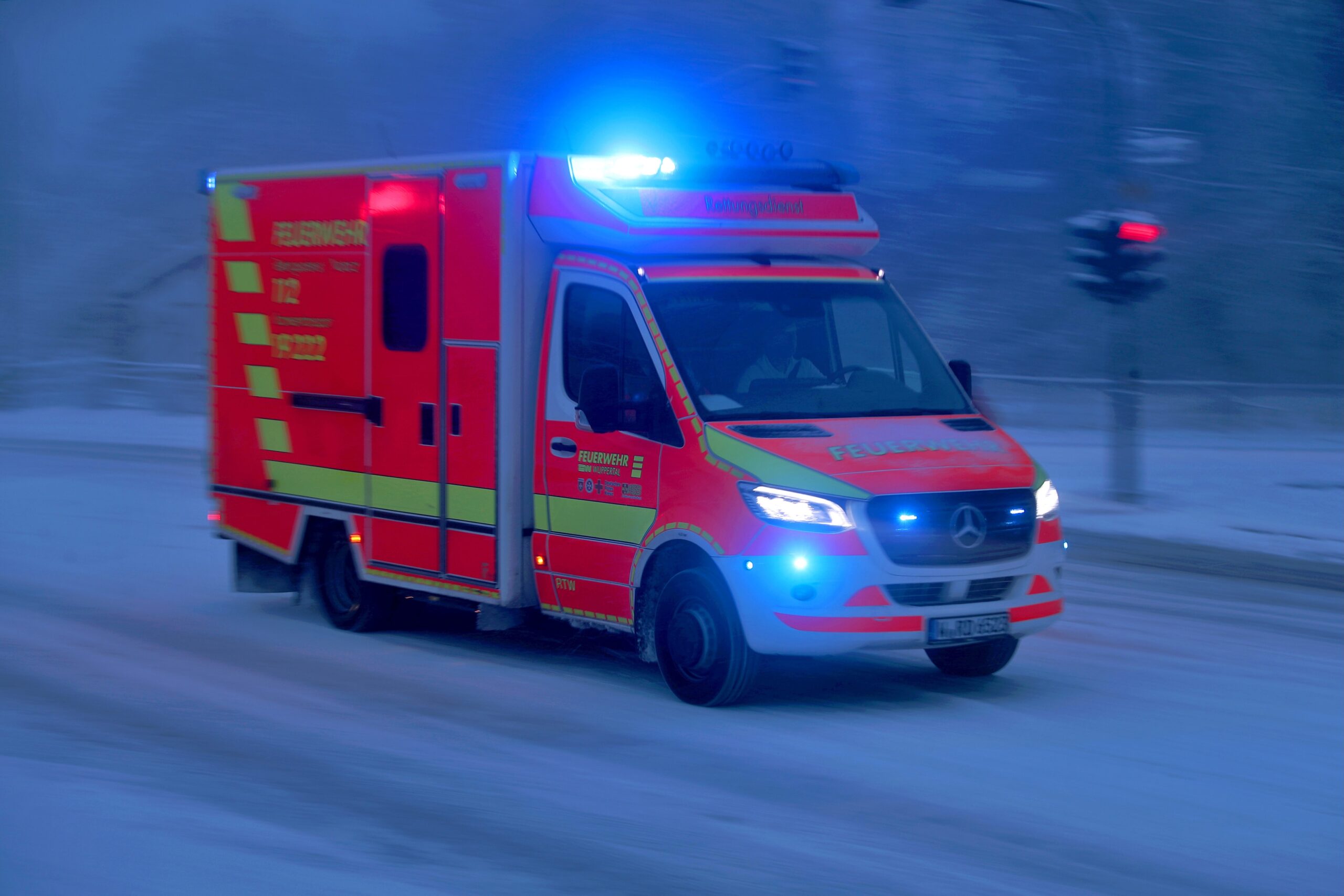 Rettungswagen im Einsatz (Symbolbild).