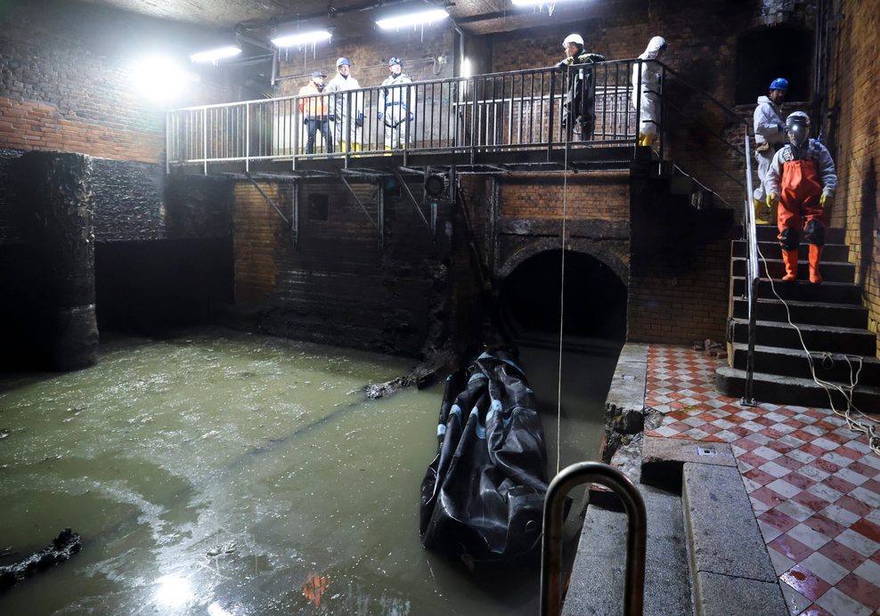 Mitarbeiter von Hamburg Wasser und der Firma CCC (Canal-Control&Clean Umweltschutz GmbH) beim Einbringen des Dichtkissens.