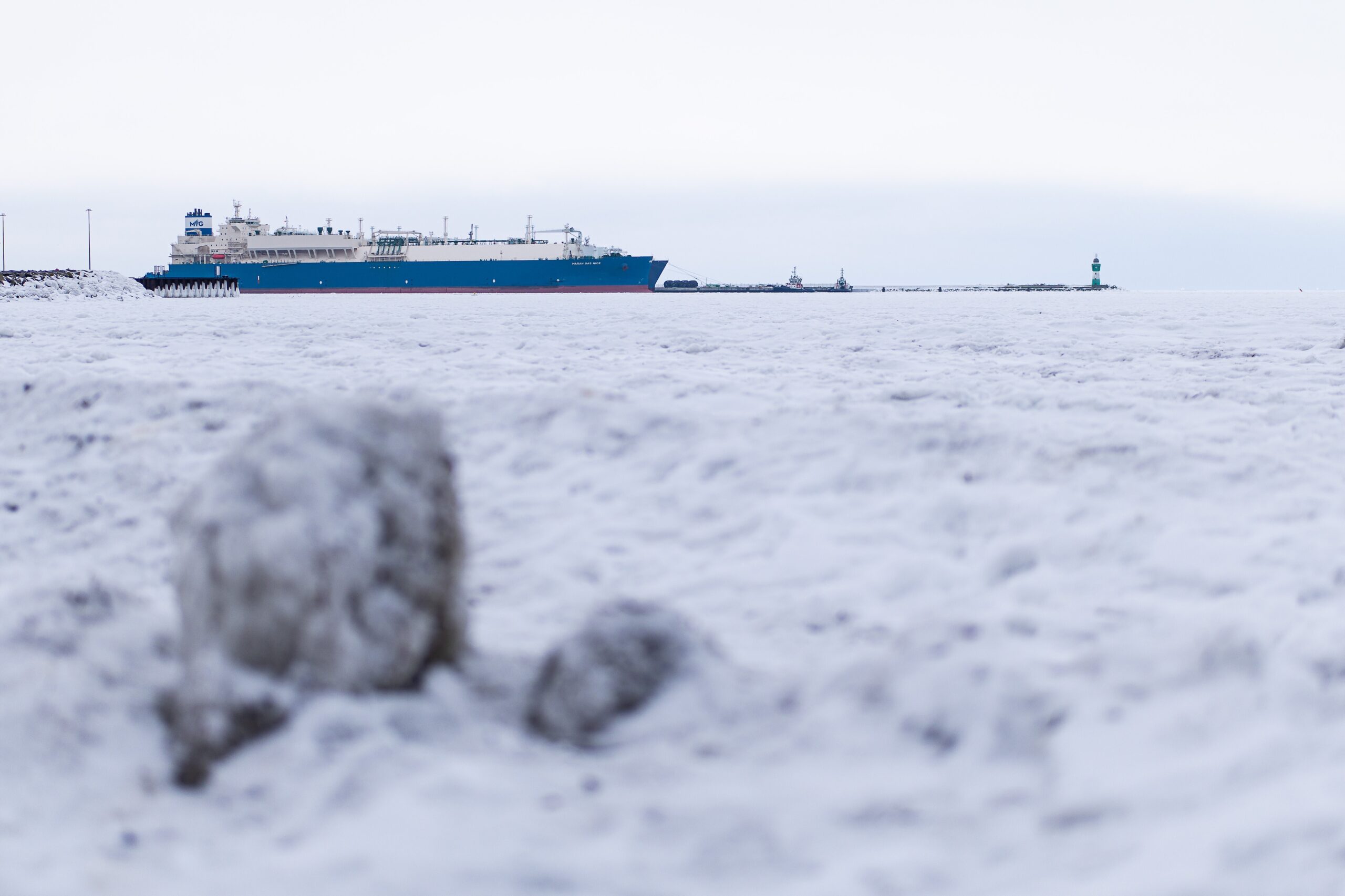 Der Flüssiggastanker „Neptune“ am 8. Februar im Fährhafen Sassnitz in Mukran auf der Insel Rügen. Aktuell ist die Ostsee um den Hafen Mukran von Eis bedeckt.