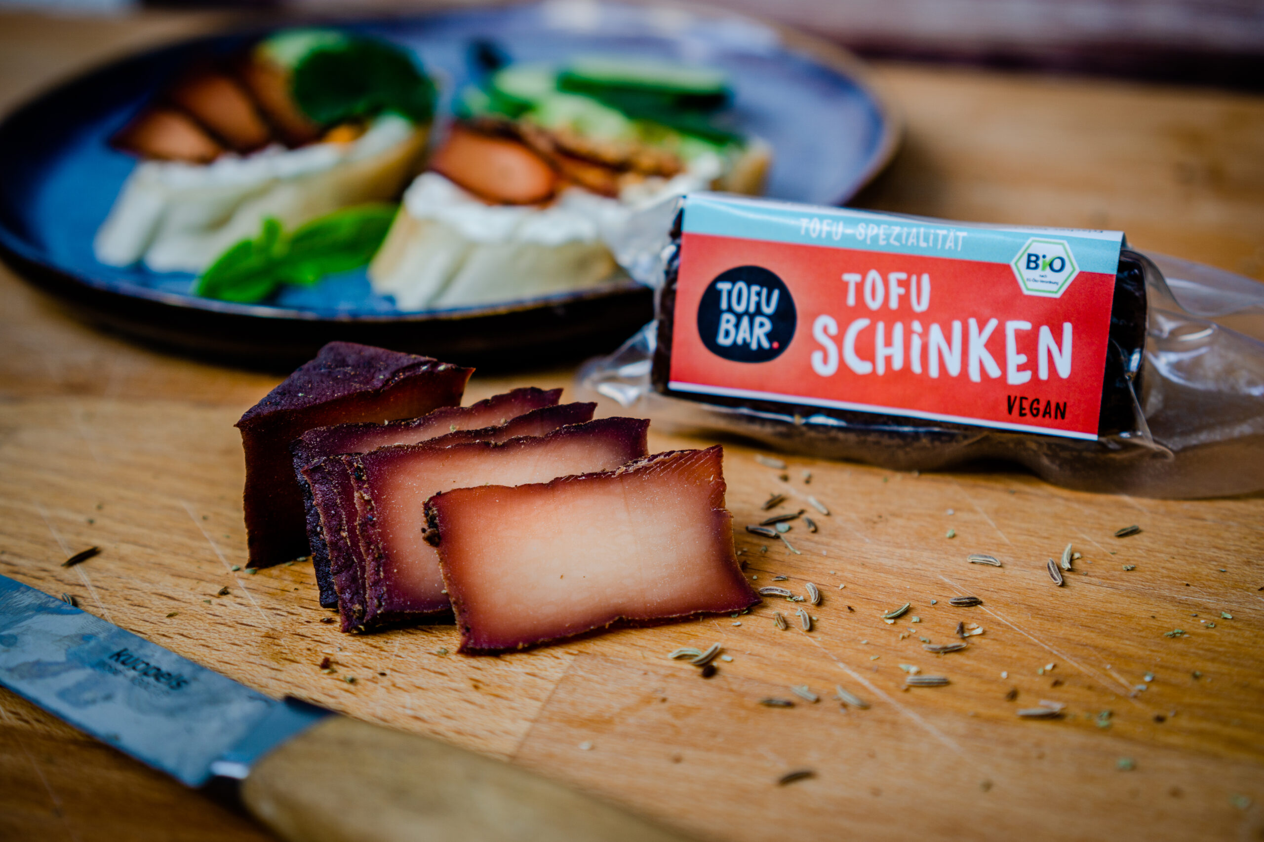 Ein Holzbrett mit „Tofu-Schinken"
