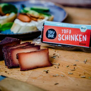 Ein Holzbrett mit „Tofu-Schinken"