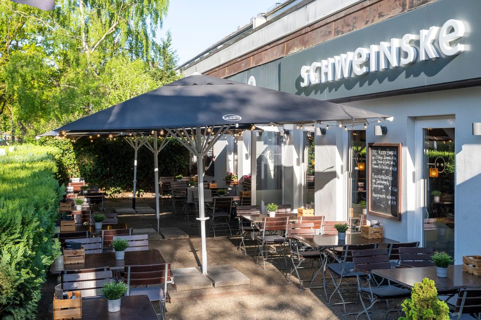 In Winterhude können die Gäste bei schönem Wetter auch draußen sitzen.