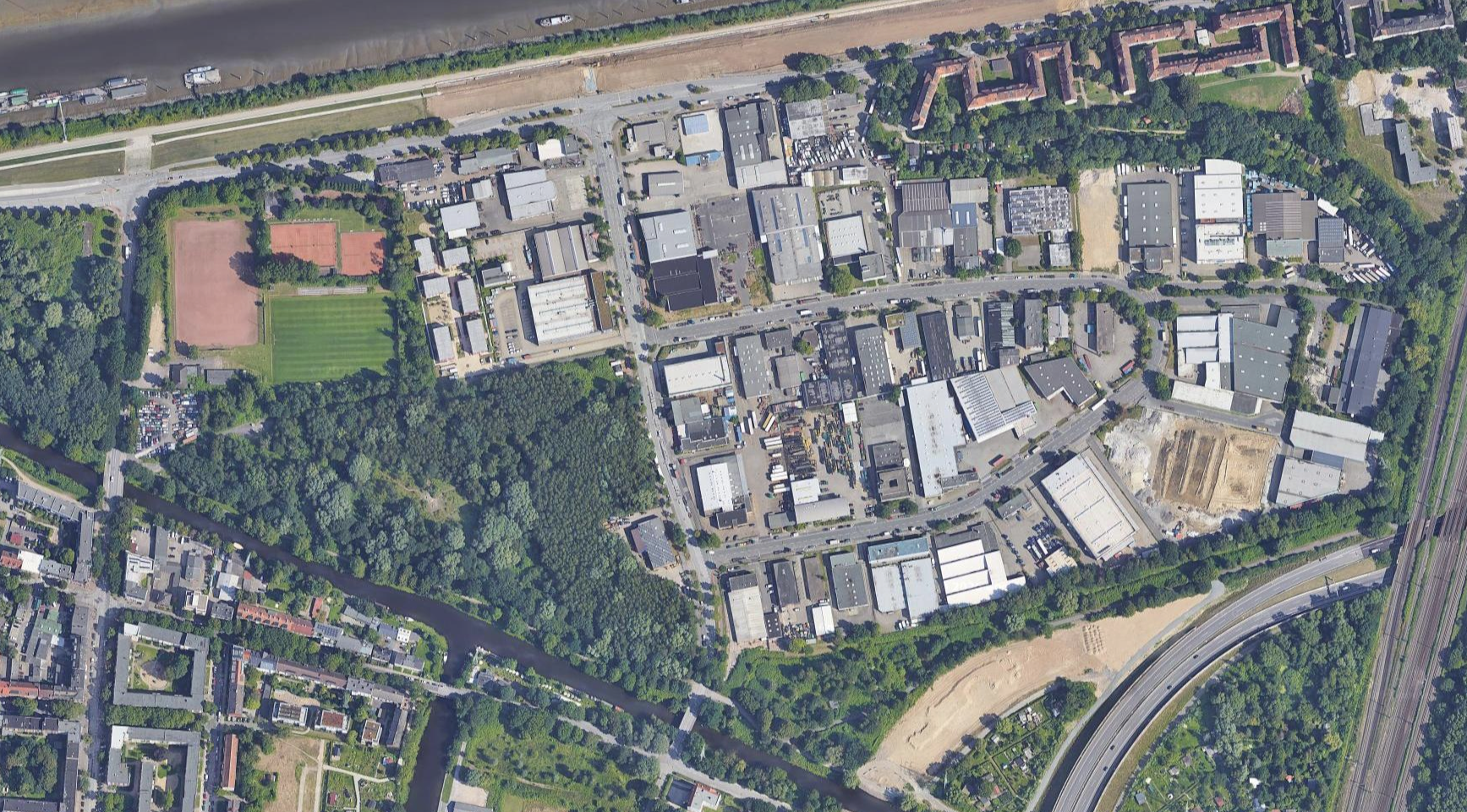 In diesem Gewerbegebiet in Wilhelmsburg krachte der BMW-Fahrer durch eine Glasfront.