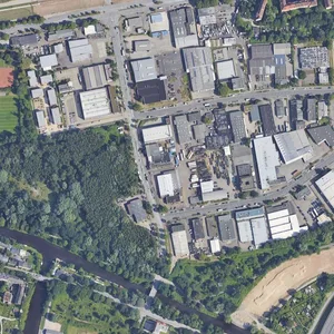 In diesem Gewerbegebiet in Wilhelmsburg krachte der BMW-Fahrer durch eine Glasfront.