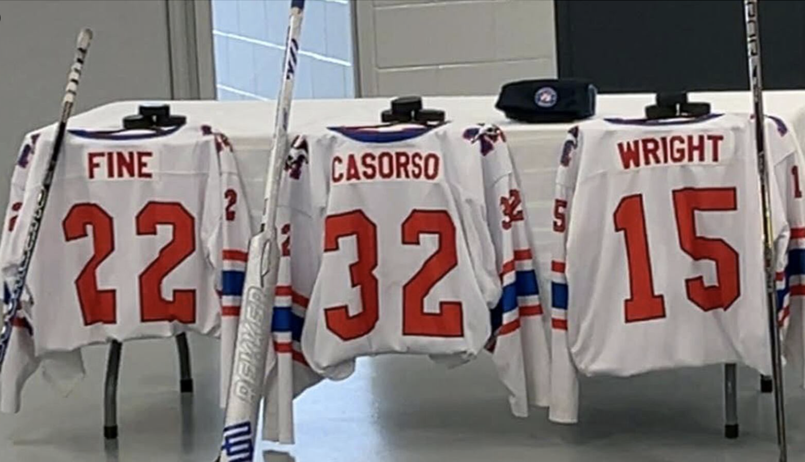 Die Trikots der Verunglückten Nachwuchs-Eishockey-Spieler