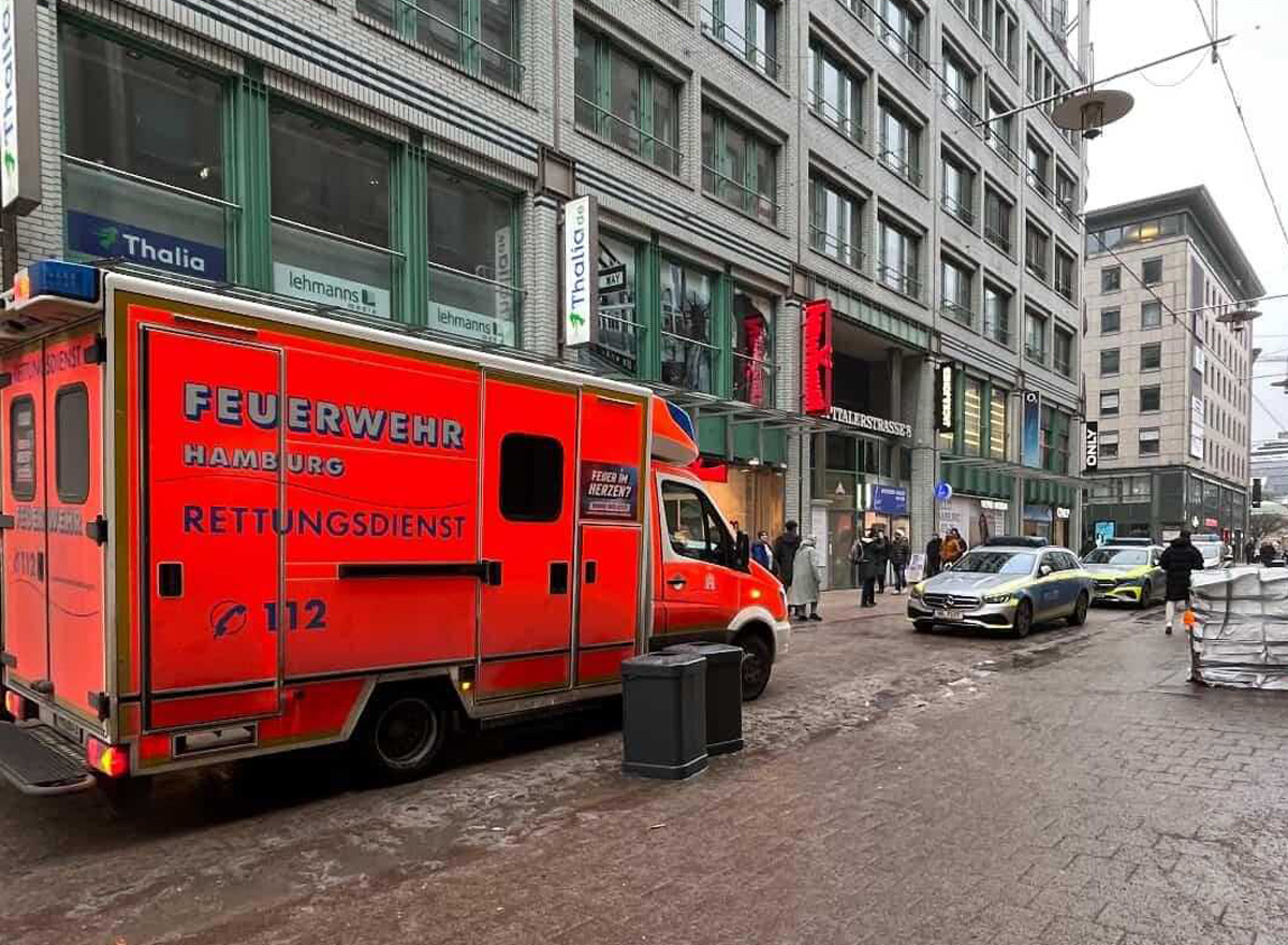 Ein Rettungswagen und zwei Polizeiwagen vor dem Modegeschäft an der Spitalerstraße. Dort soll es zu einem Ladendiebstahl gekommen sein.