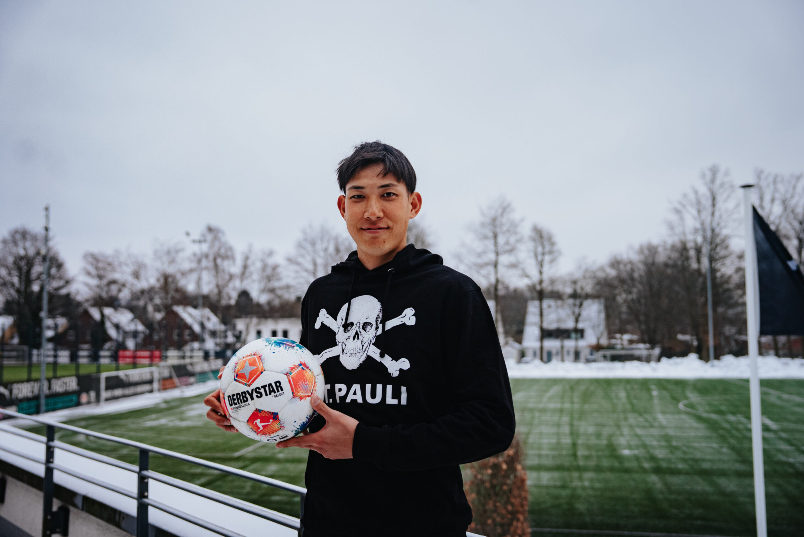 Taichi Hara im St. Pauli-Pulli mit Ball in der Hand