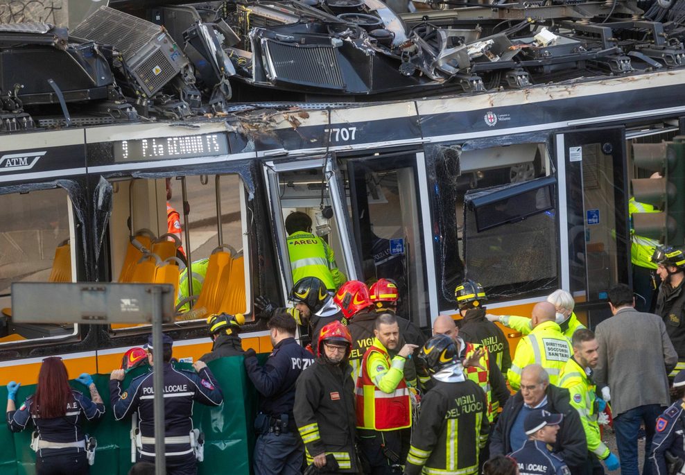Nach dem Straßenbahnunglück in Mailand sind die Einsatzkräfte an der Arbeit.