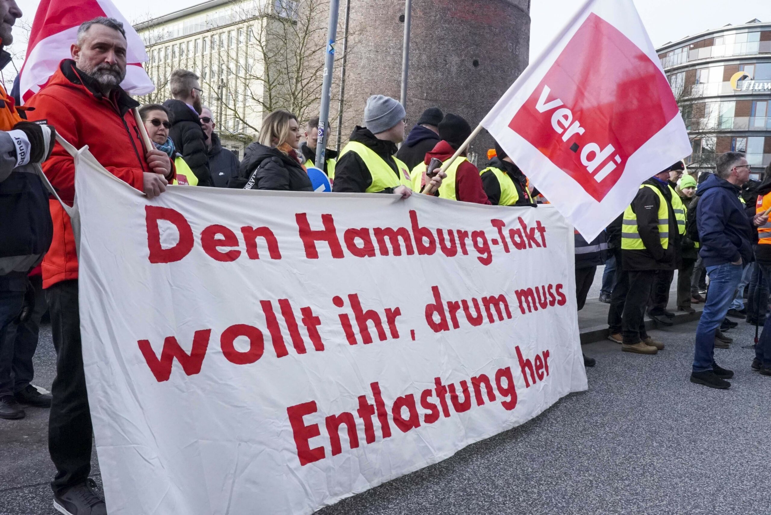 Gemeinsamer Streik von Mitarbeitenden der Hamburger Hochbahn und der VHH im Febraur 2024.