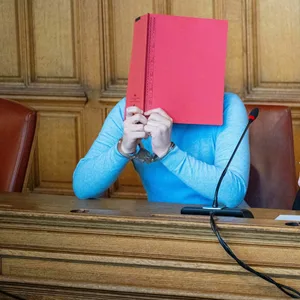 Der Angeklagte mit seinem Anwalt Thomas Domanski (r.) vor Prozessbeginn im Gerichtssaal.