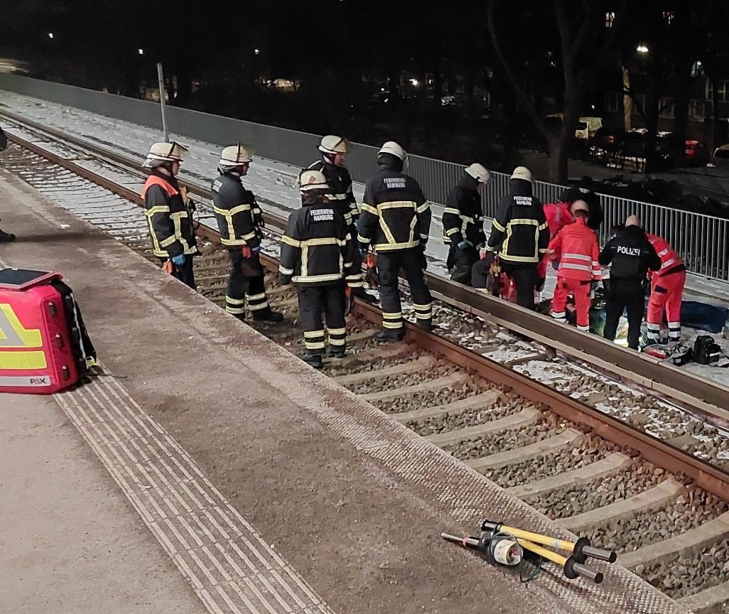 Nachdem der Verkehr gestoppt und der Strom abgeschaltet worden waren, wurde der Verunglückte aus dem Gleisbereich gerettet.