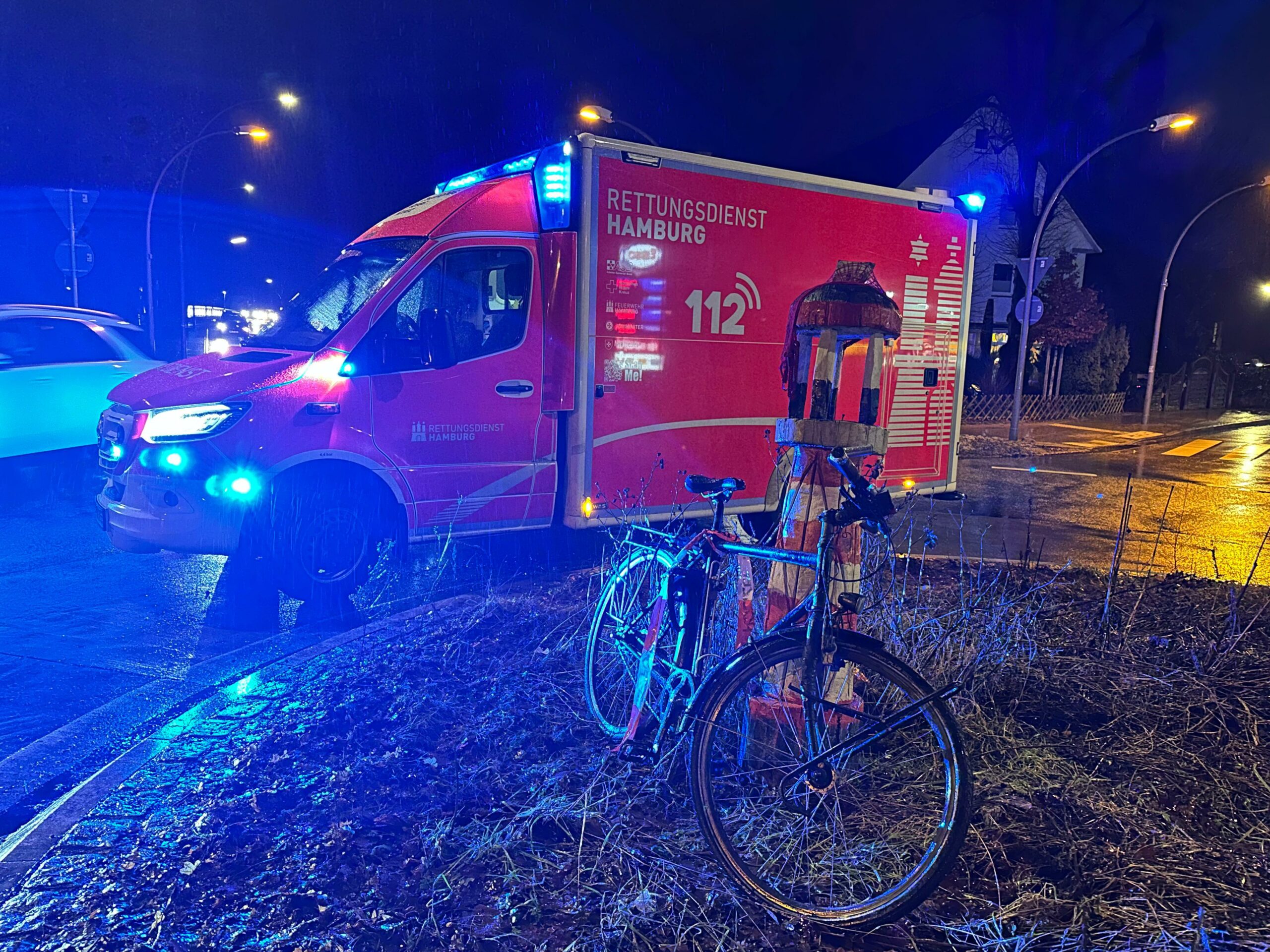 In Rissen hat ein Fahrradfahrer im Kreisel ein Auto übersehen.