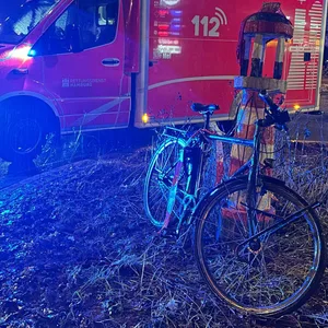 In Rissen hat ein Fahrradfahrer im Kreisel ein Auto übersehen.