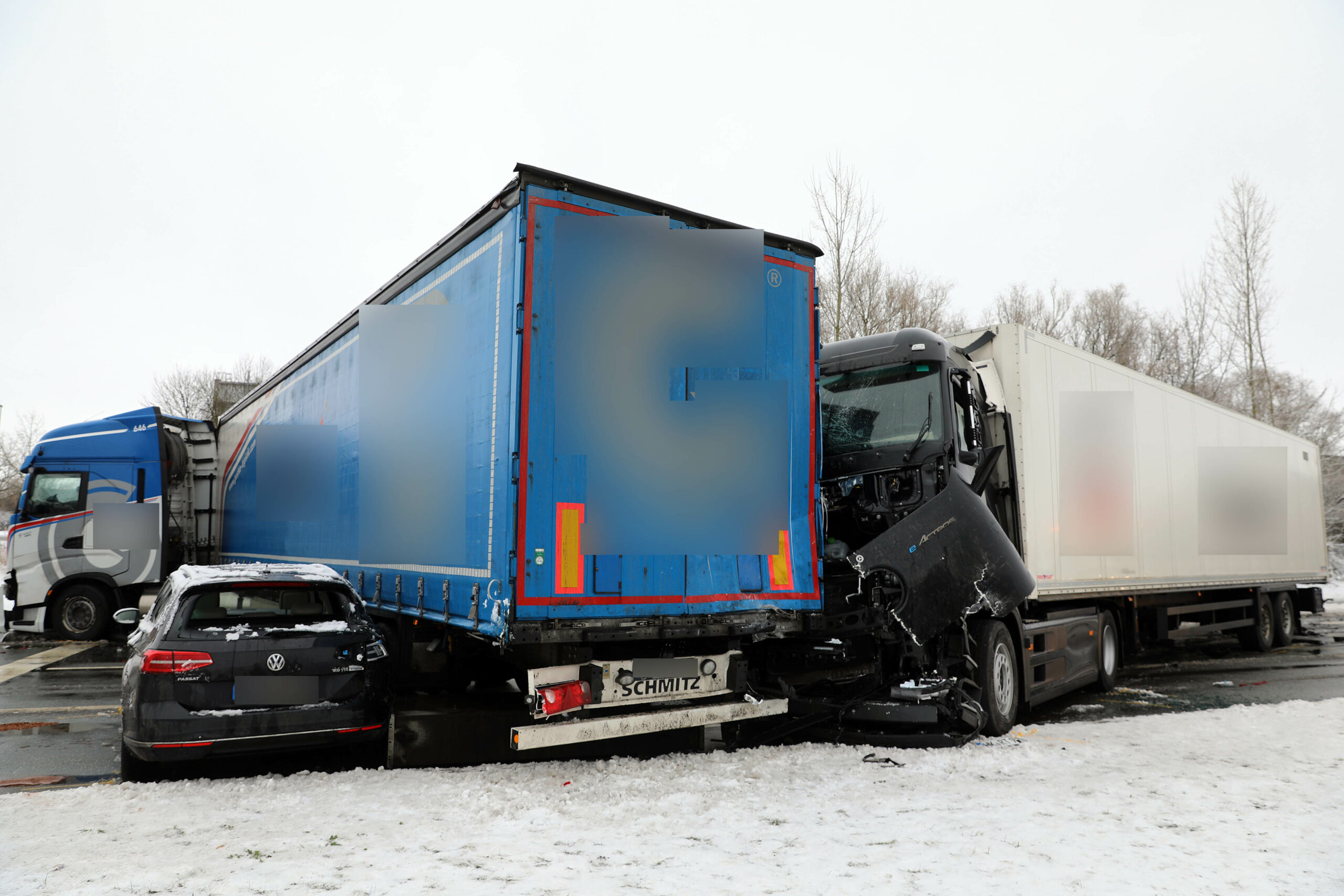 Zwei Laster und ein Pkw, verkeilt ineinander