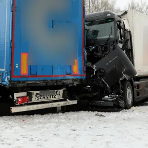 Zwei Laster und ein Pkw, verkeilt ineinander