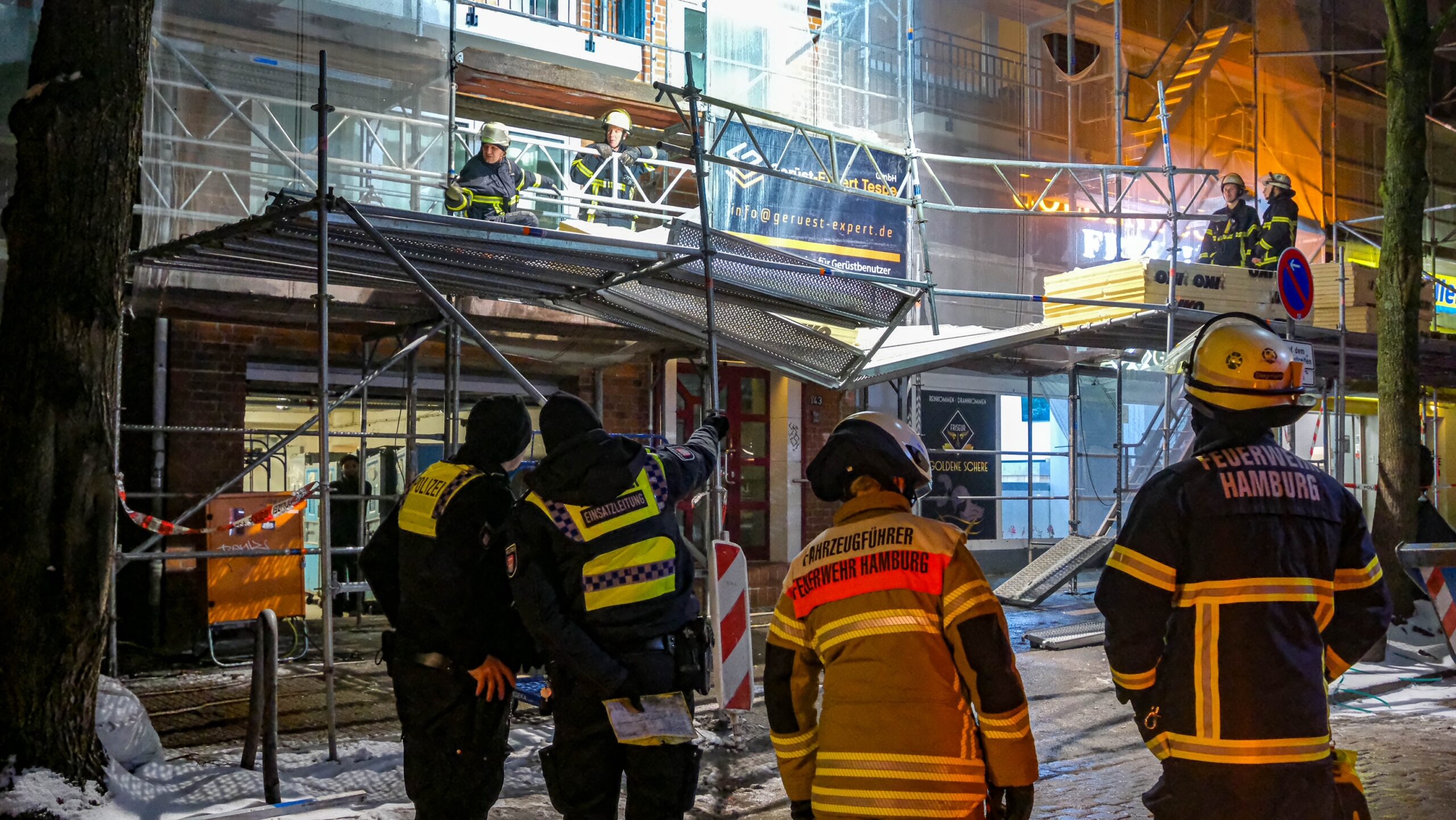 Polizei- und Feuerwehrkräfte an der Einsatzstelle in Hamm.