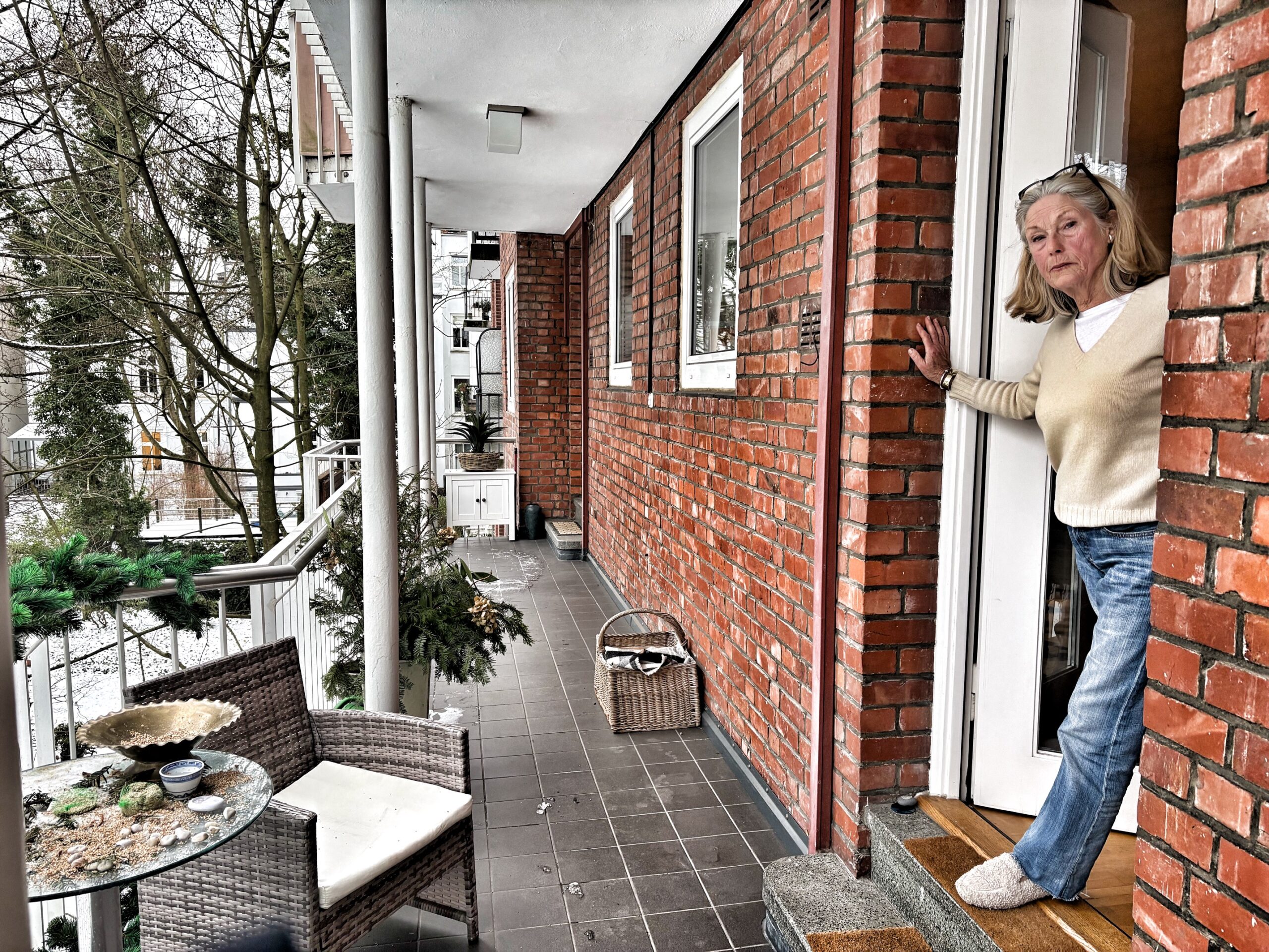 Gabriele Lehnick blickt aus ihrer Wohnung