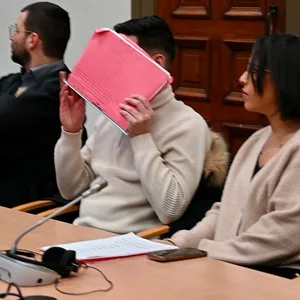 Der Täter bei der Urteilsverkündung