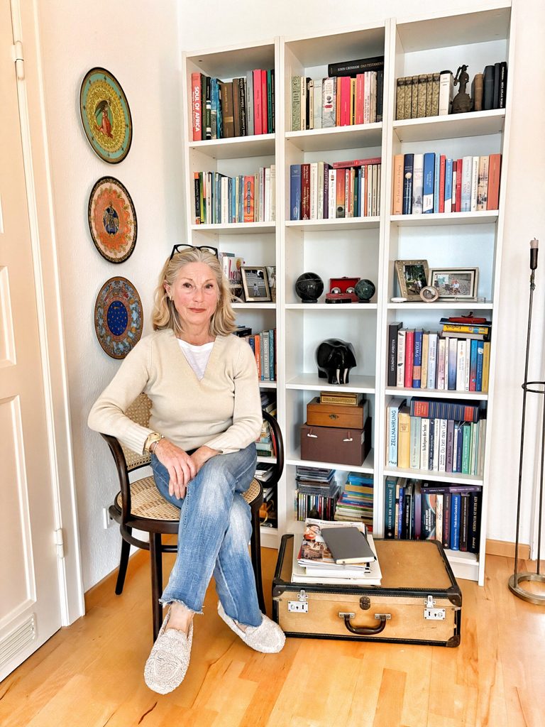 Gabriele Lehnick in ihrem Wohnzimmer