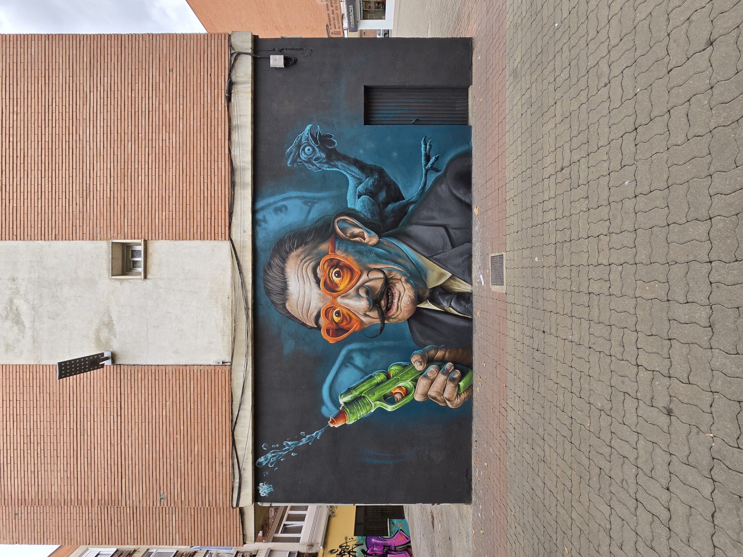 Ein Street Art Porträt von Dalí an einer Hauswand.