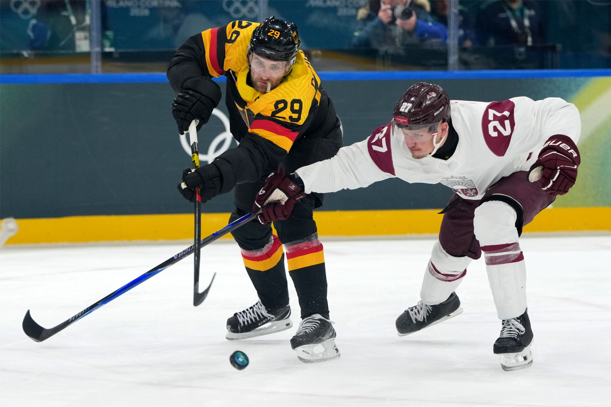 Leon Draisaitl im Zweikampf mit dem Letten Oskars Cibulkis