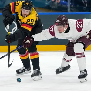 Leon Draisaitl im Zweikampf mit dem Letten Oskars Cibulkis