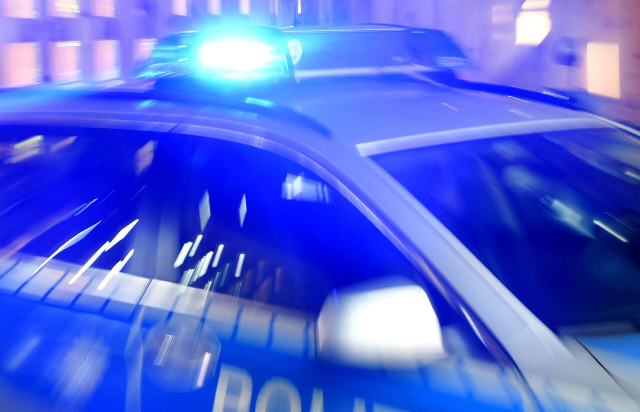 Vor einem Supermarkt in Malchin werden zwei Menschen angegriffen. Einer wurde mit einem Messer schwer verletzt. (Symbolbild)