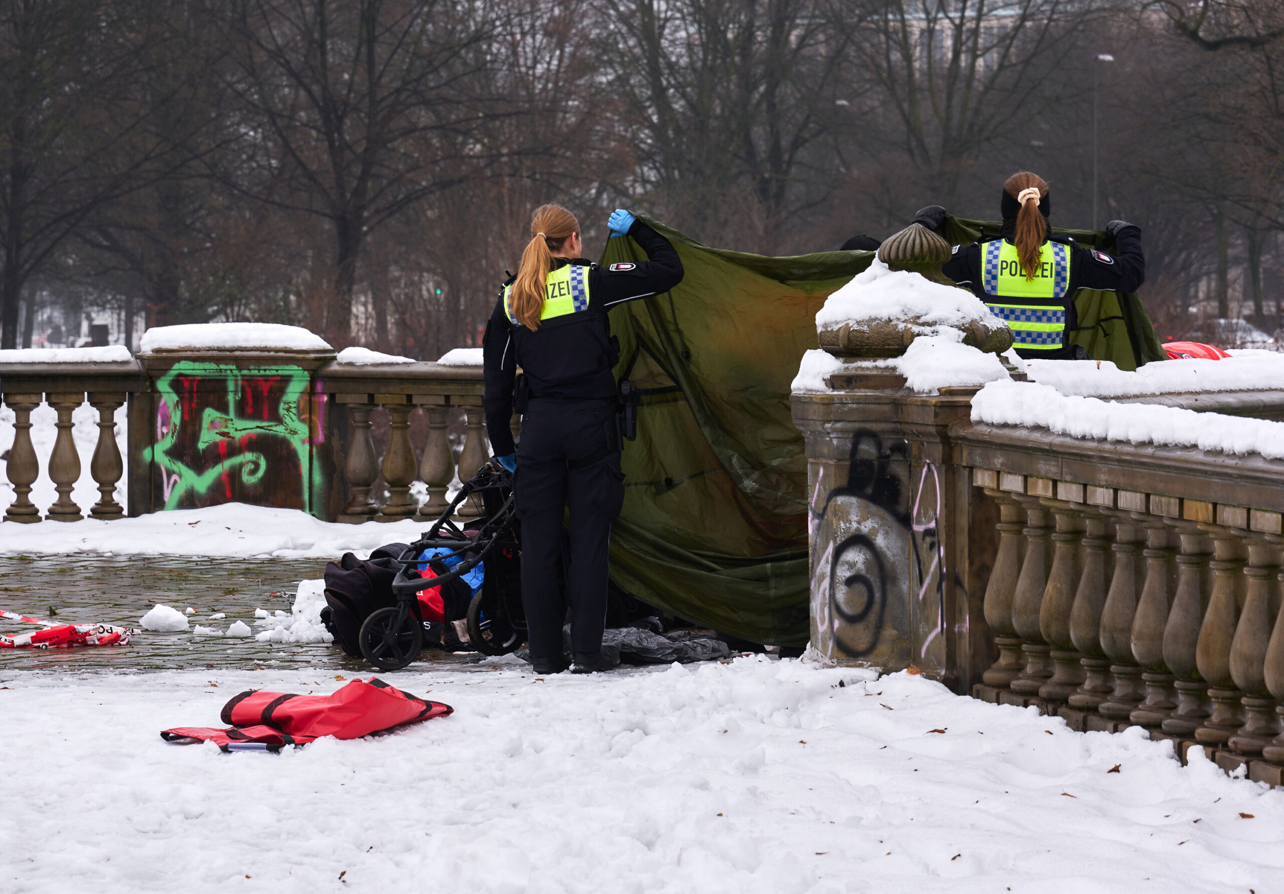 Abtransport einer Leiche in einem eingeschneiten Zelt