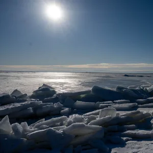 Eisschollen am Strand von Rügen