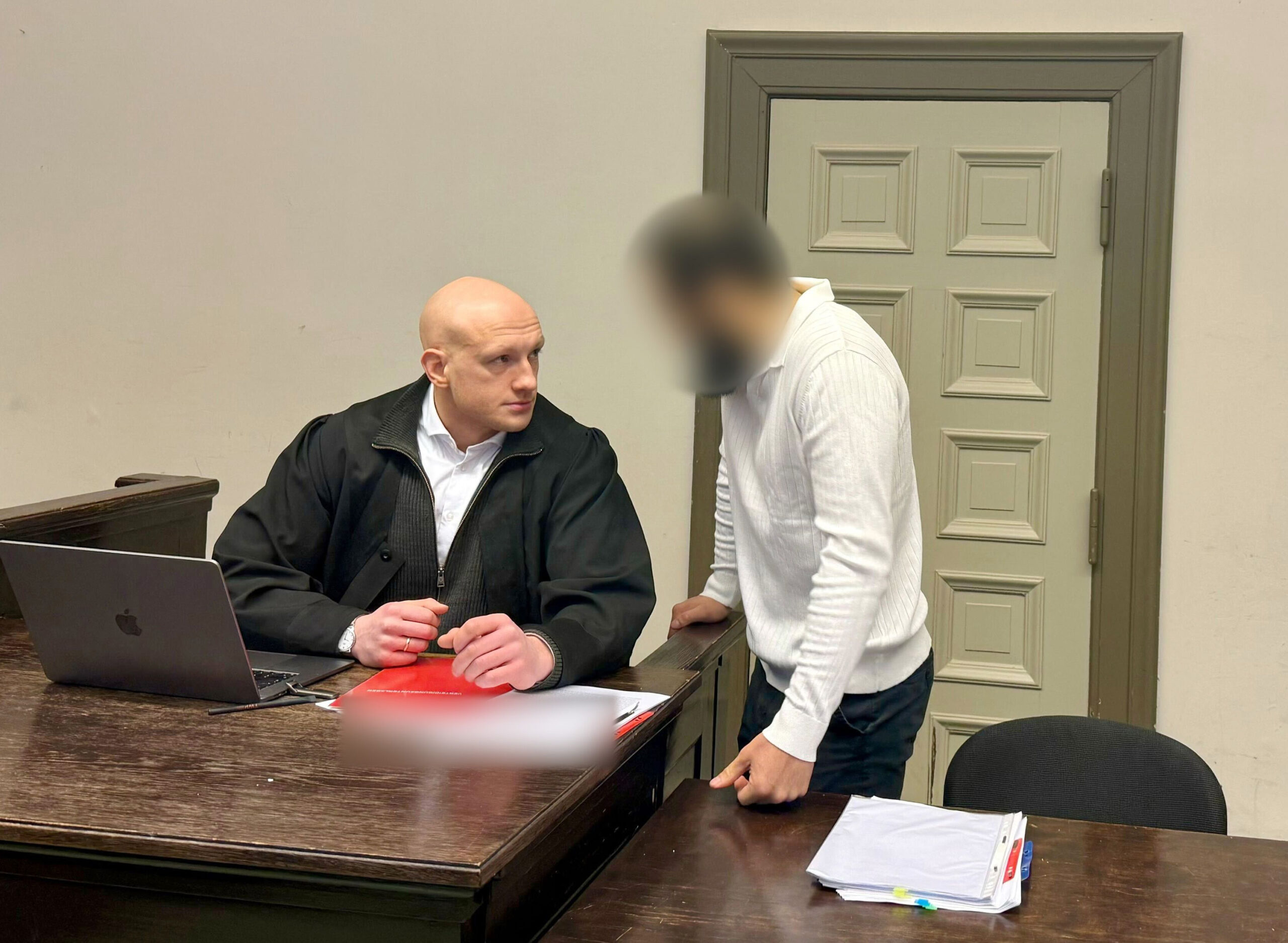 Der Angeklagte (r.), ein ehemaliger Kampfsportler, unterhält sich vor dem Prozess mit seinem Anwalt Noah Kistner.