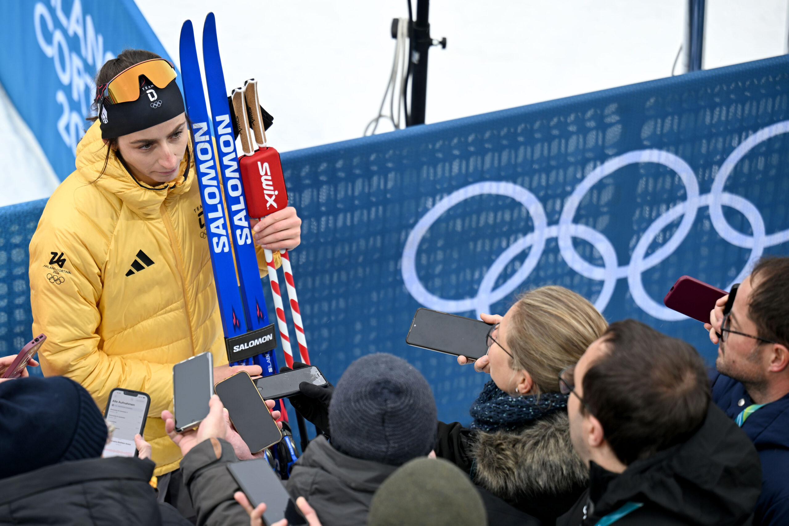 Biathlon-Star Vanessa Voigt gibt Interviews in der Mixed Zone