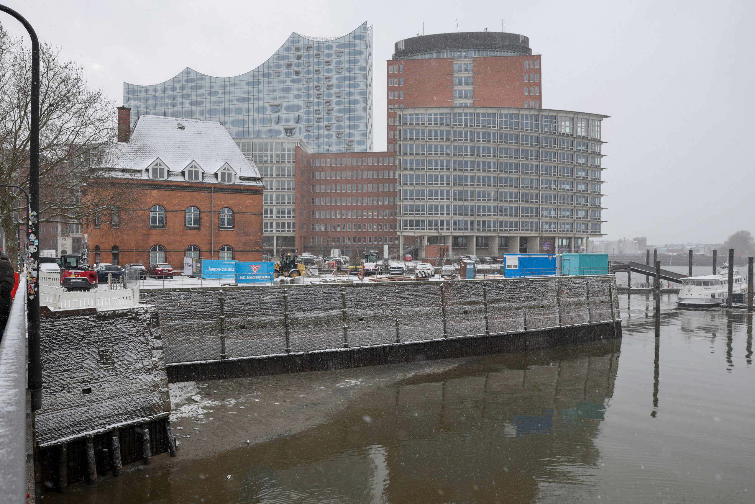 Die historische Kaimauer an der Elbphilharmonie