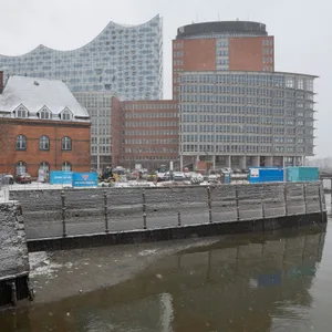 Die historische Kaimauer an der Elbphilharmonie