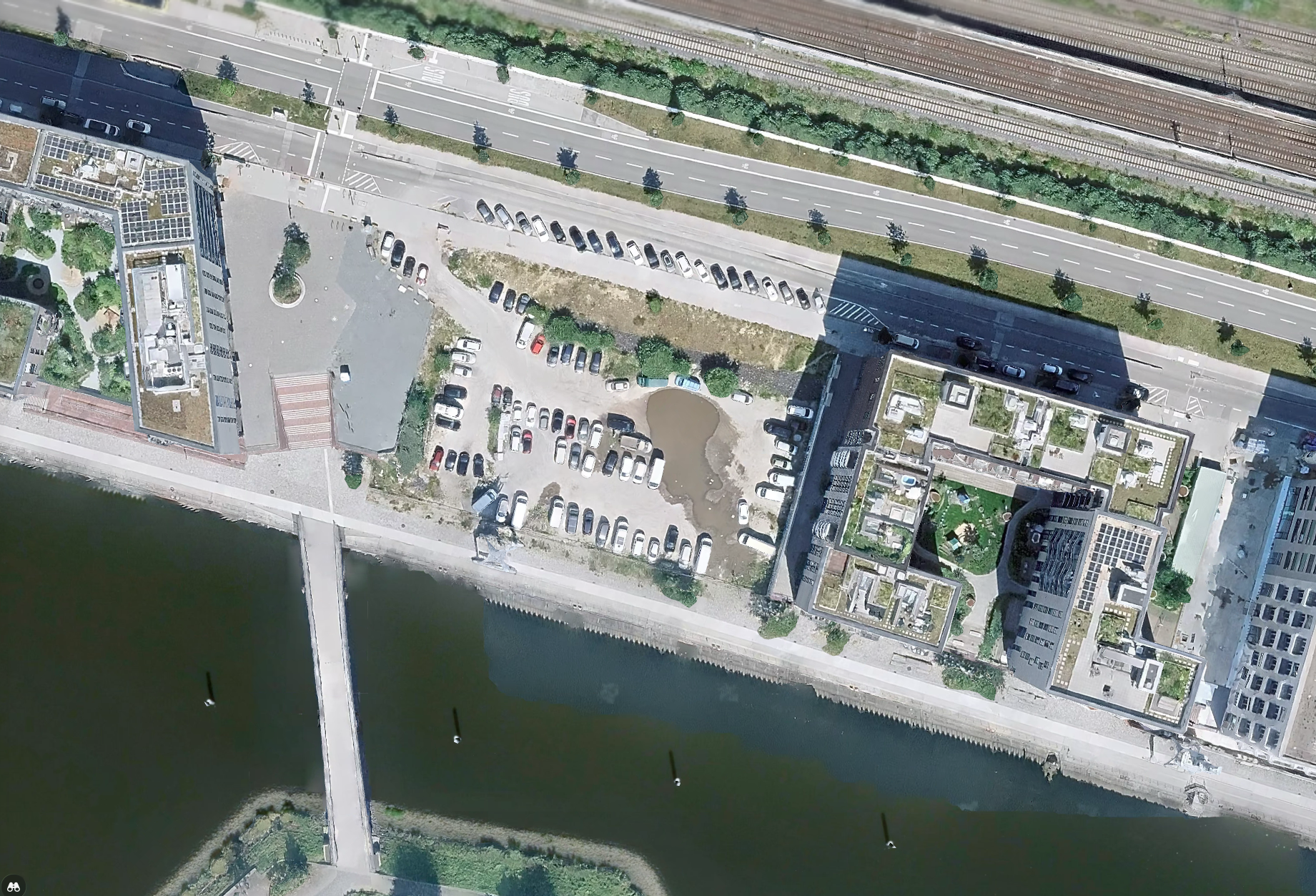 Heute noch ein Parkplatz, demnächst vielleicht eine Touristen-Attraktion: Auf dieser Brache in der HafenCity soll der „Sports-Dome“ entstehen.