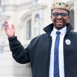 Schwuler Heidekönig mit Krone