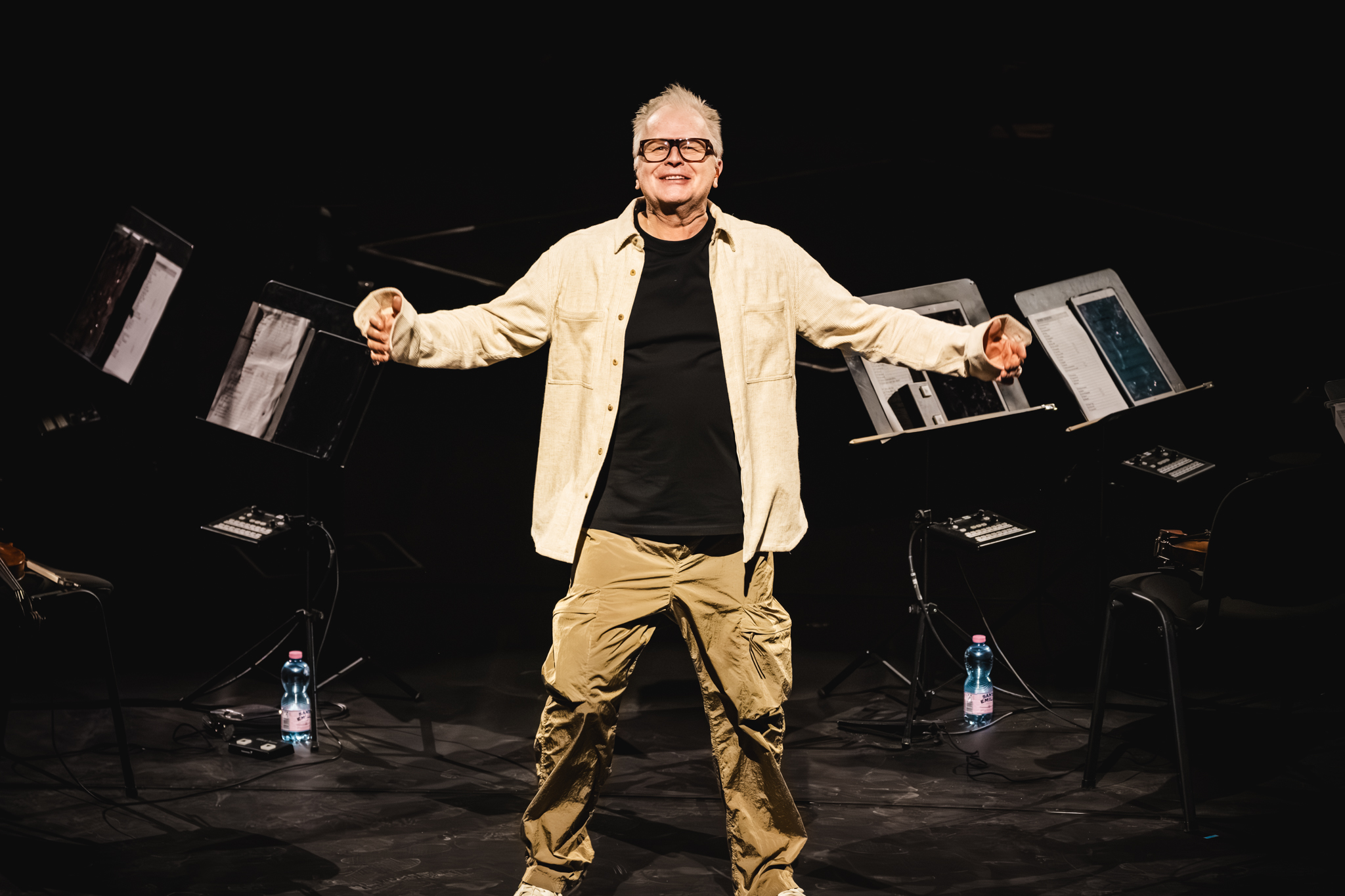 Kurz vor seinem 70. Geburtstag im April verteilte Herbert Grönemeyer in Hamburg Song-Geschenke.