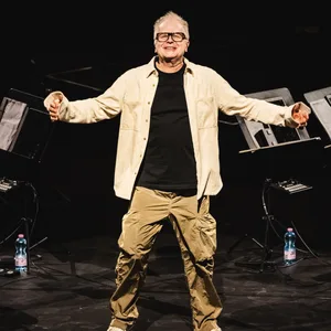 Kurz vor seinem 70. Geburtstag im April verteilte Herbert Grönemeyer in Hamburg Song-Geschenke.