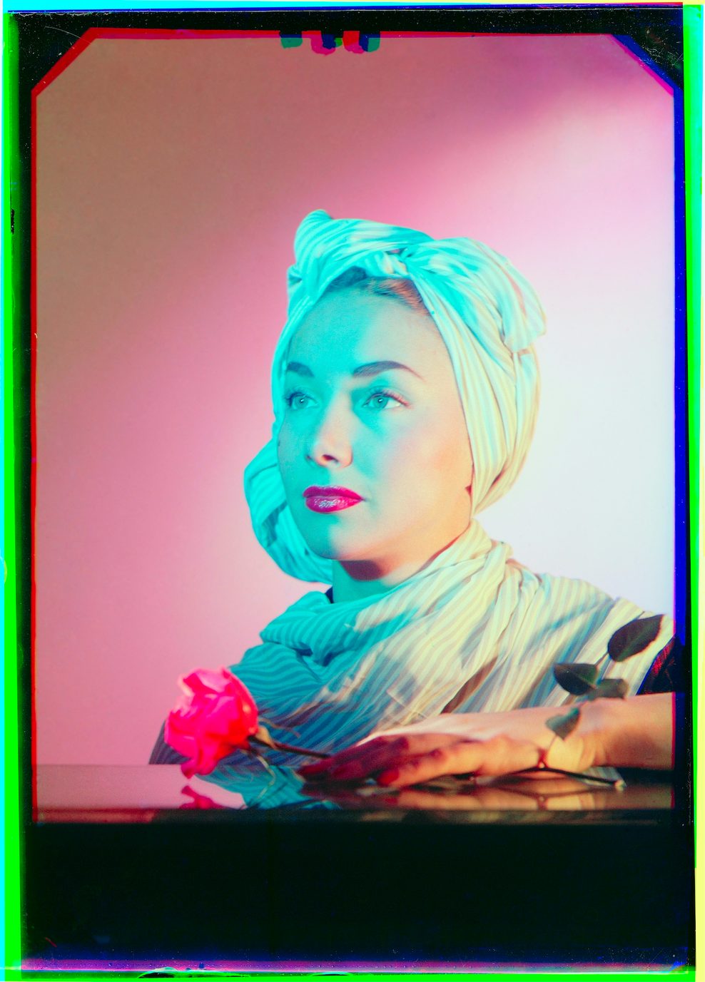 Porträt einer Frau in farbgefiltertem Licht.