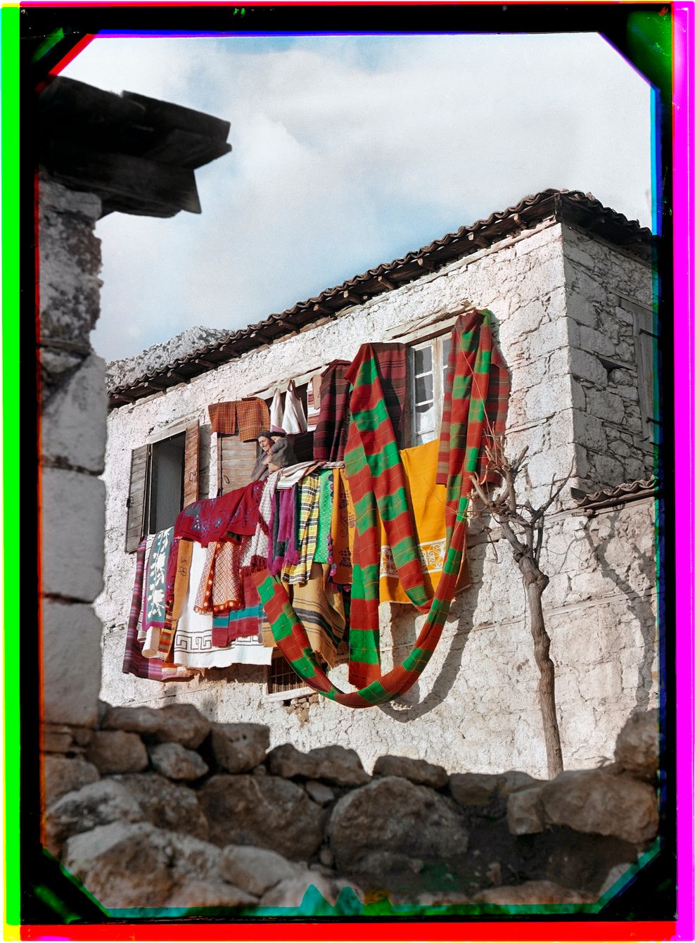 Wäsche hängt zum Trocknen an einer Hauswand in Griechenland