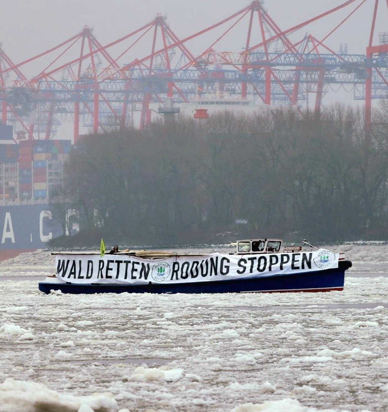 Schiff mit Spruchbanner „Elbwald retten“.