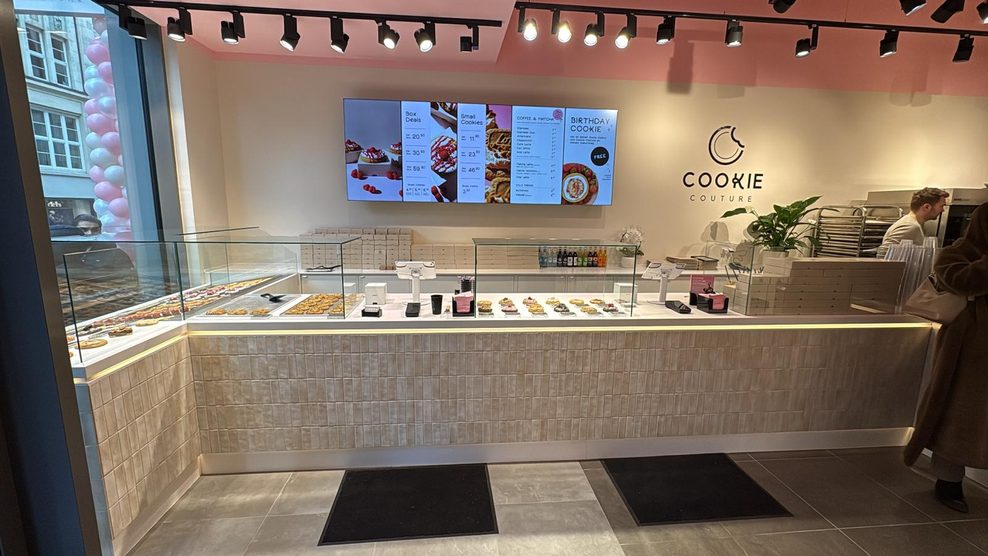 So sieht der neue Laden von innen aus: Die Kekse sind handtellergroß und ansehnlich dekoriert.