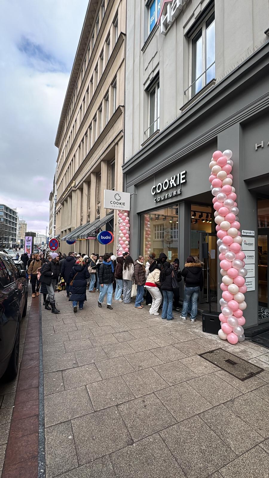 Schlange vor Keks-Laden