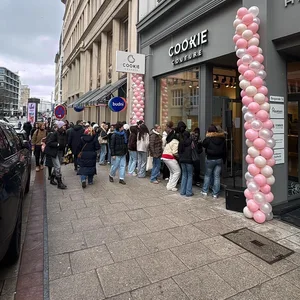 Schlange vor Keks-Laden