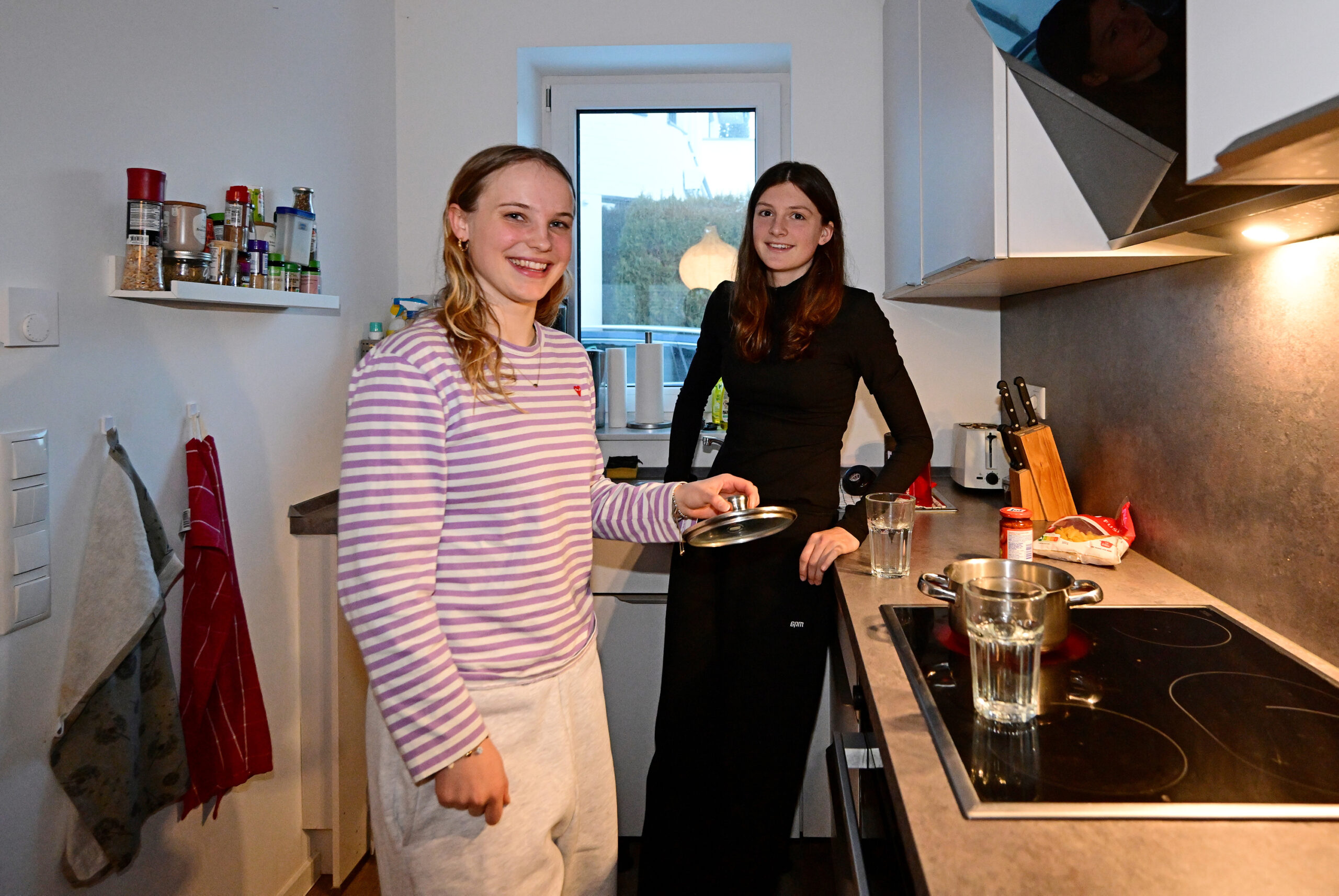 HSV-Frauen-WG mit Jonna Wrede und Lotta Wrede in der Küche