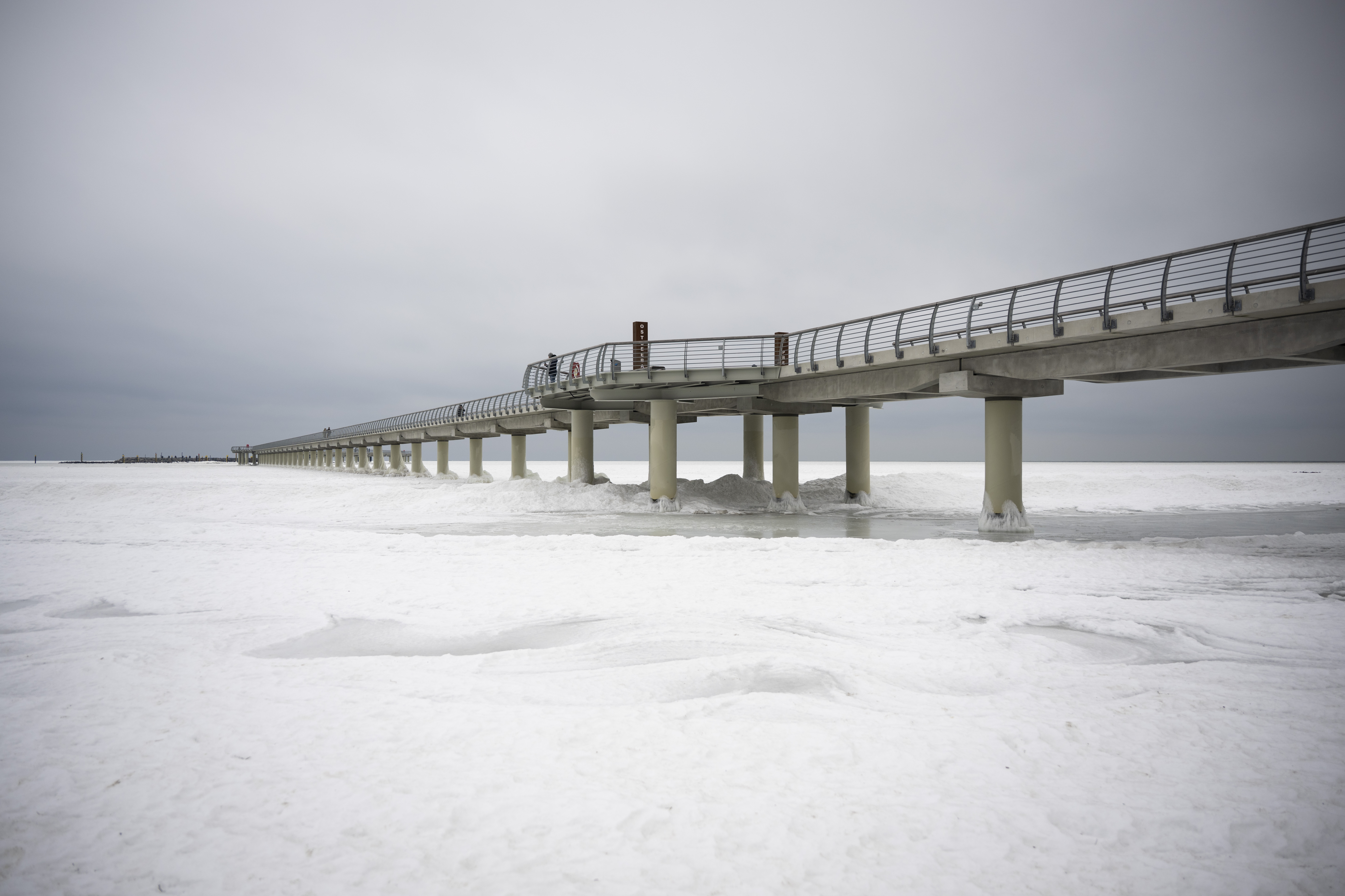 Die längste Seebrücke an der Ostseeküste ist komplett vom Eis umschlossen.