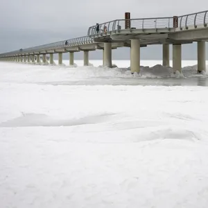 Die längste Seebrücke an der Ostseeküste ist komplett vom Eis umschlossen.