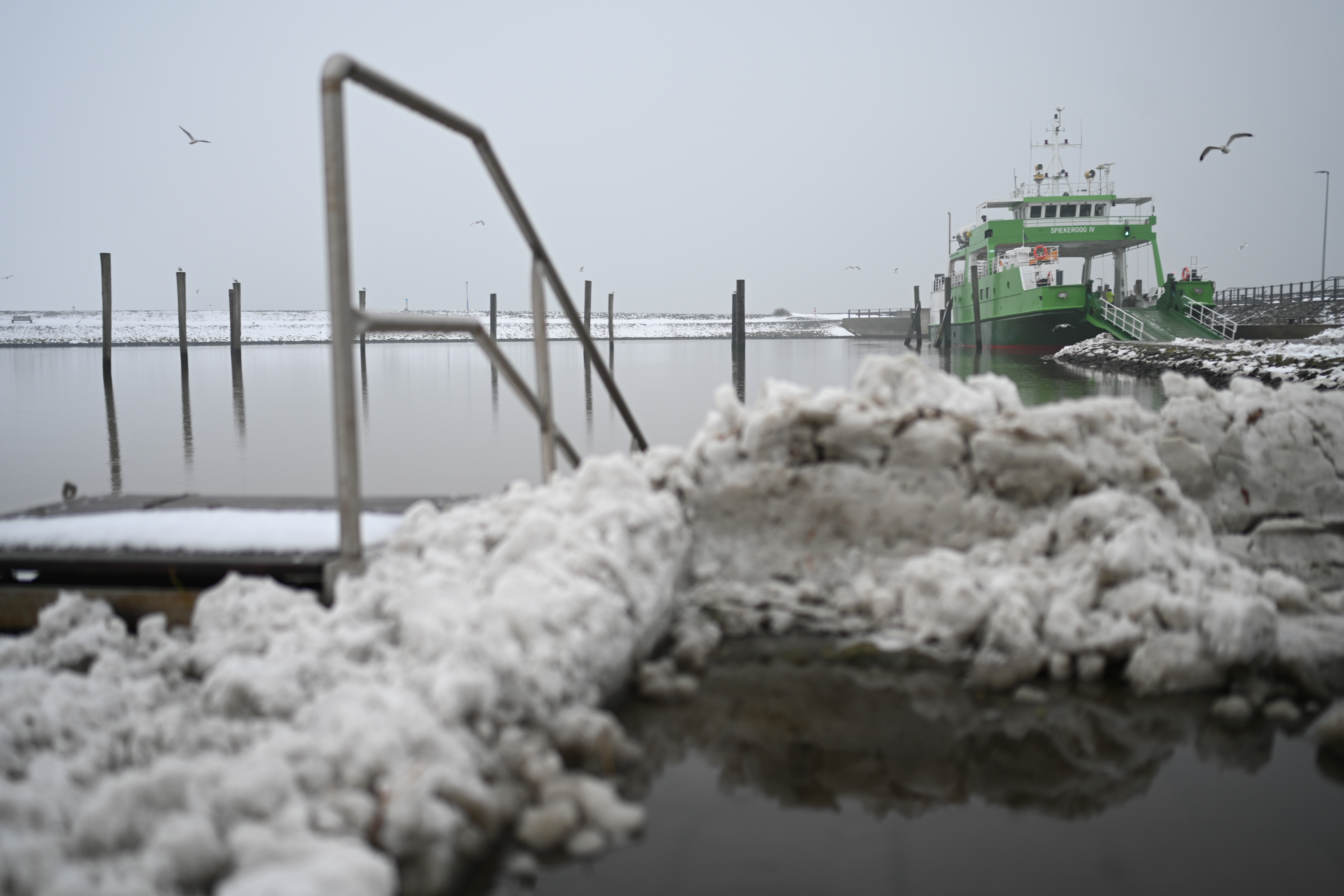 Schnee, Eis und Sturm zwingen die Insel-Reedereien zu massiven Einschränkungen.