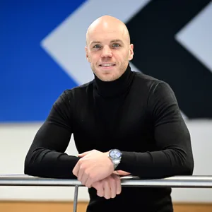 HSV-Präsident Henrik Köncke vor einer HSV-Wand